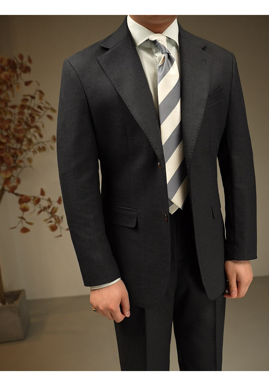 MONSEN Suitory Double-Breasted Peak Lapel Suit Set in Wool product image