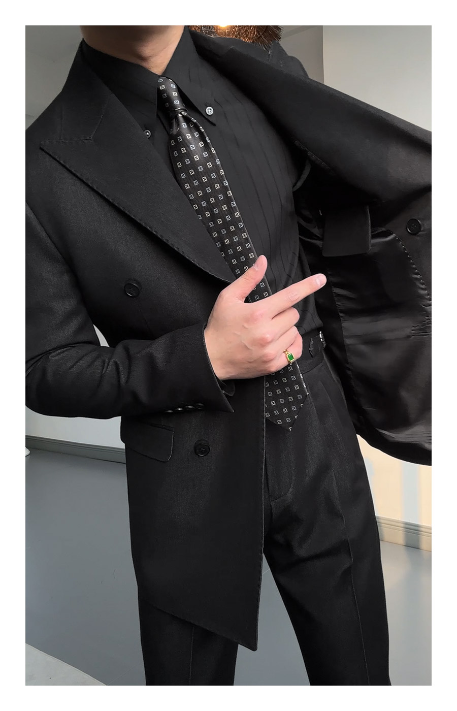 MONSEN Suitory Double-Breasted Peak-Lapel Suit in Performance Blend product image