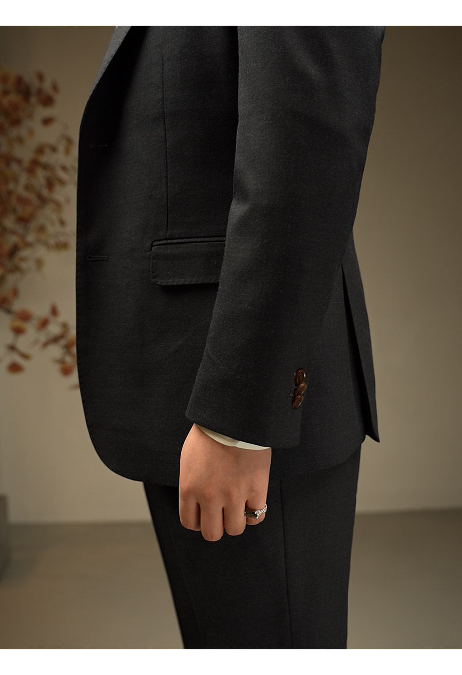 MONSEN Suitory Double-Breasted Peak Lapel Suit Set in Wool product image